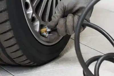 Comment bien gonfler ses pneus de voiture ?