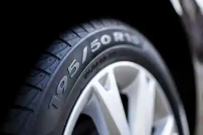 Bien lire un pneu de voiture : signification des codes